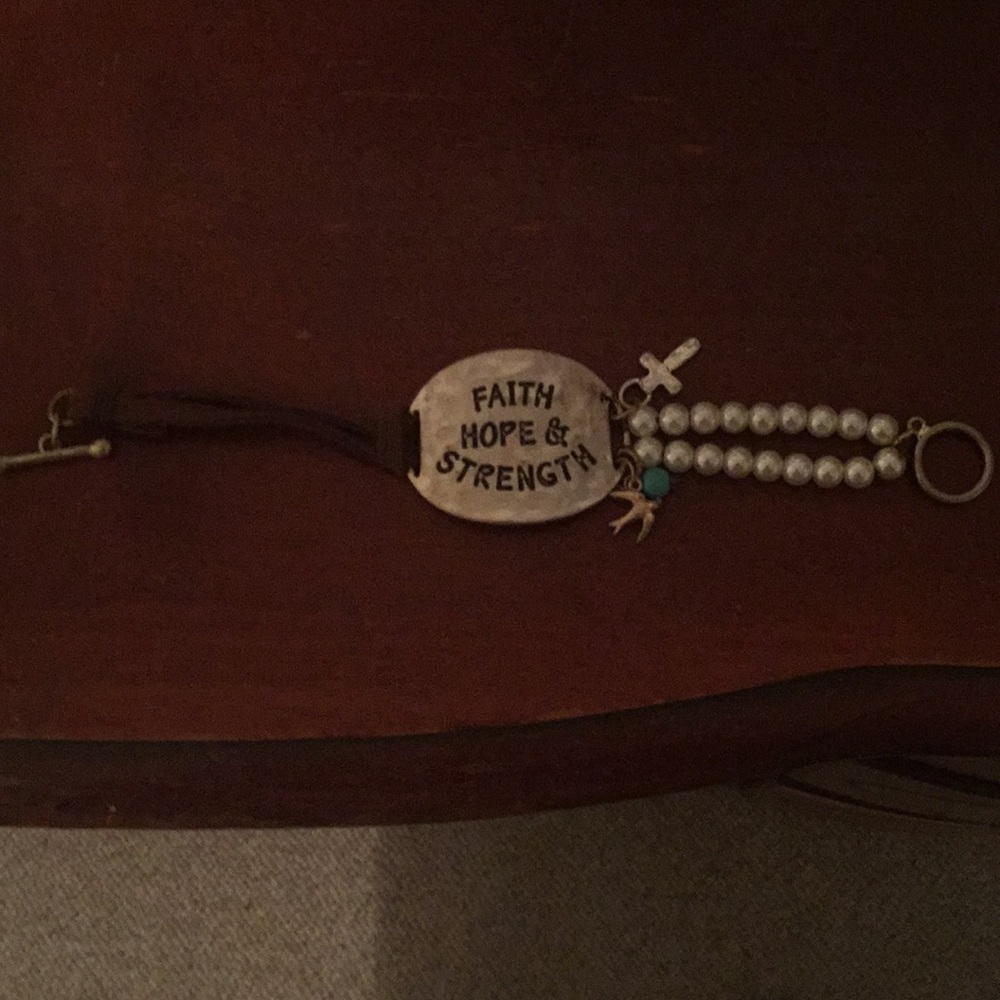 Leather and pearl bracelet